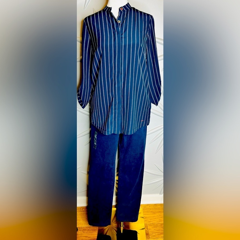 Tommy Hilfiger SZ XS navy blue & white pinstriped top w/mandarin collar bust 36”